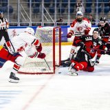 Battu par Viège en finale des playoffs de Swiss League, Cedric Aeschbach (numéro 50) va retrouver le club haut-valaisan avec Ajoie.